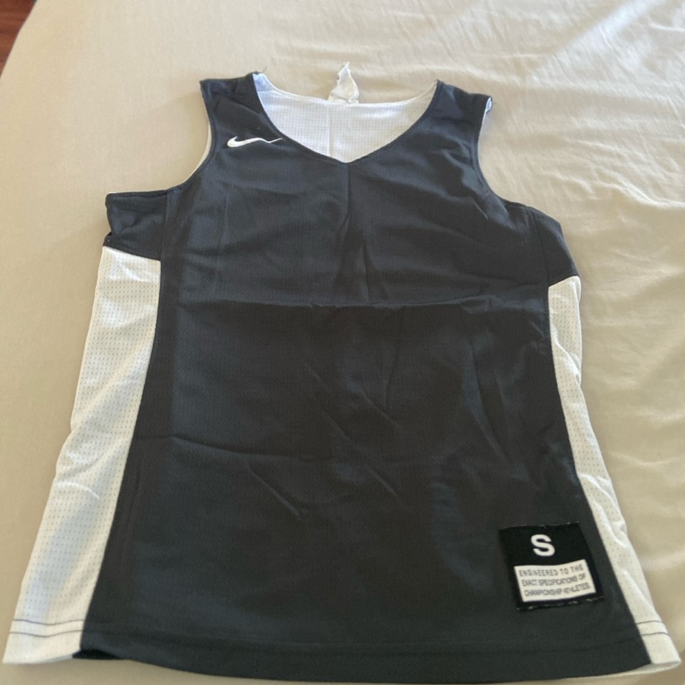 🟢10x$20 Nike boys tank top